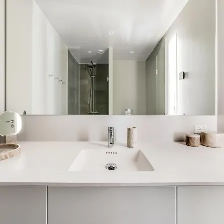 Apartment Sanders View - Stunning Two-bedroom With Harbor View *